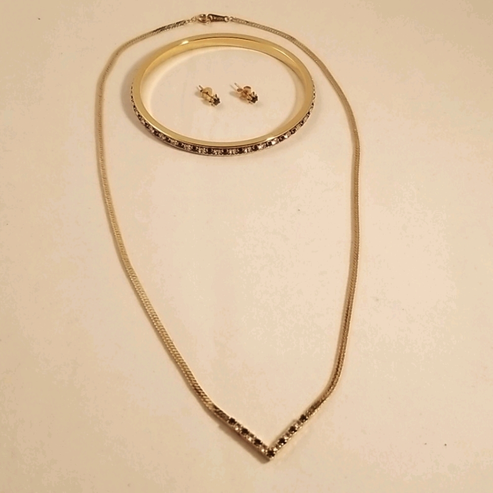 "Avon" Sapphire V Necklace & Matching Jewelry Set